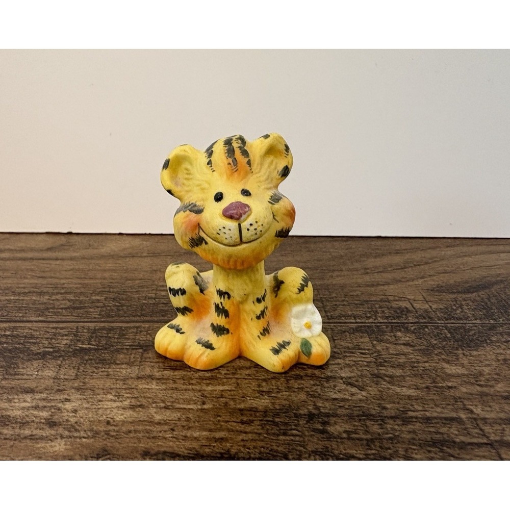 Vintage Suzy's Zoo Sitting Tiger With Flower 2" Figurine Cartoon Jungle Enesco